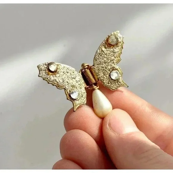 Vintage Sparkle Butterfly Pearl Embellished Brooch Pin - Picture 1 of 10